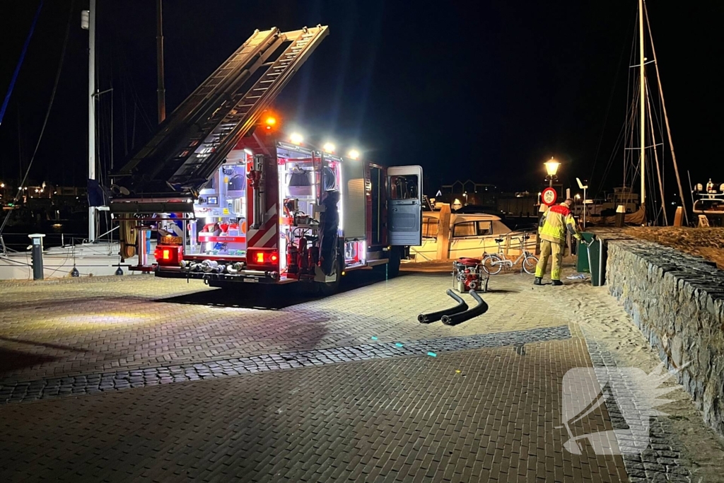 Brandweer dicht lek in schip