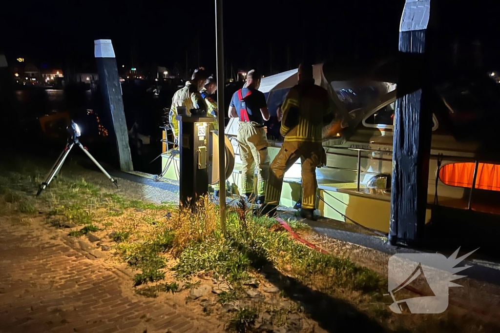 Brandweer dicht lek in schip