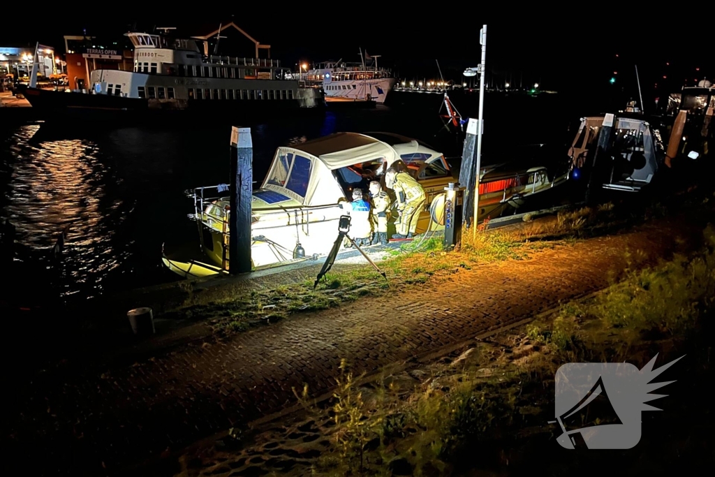Brandweer dicht lek in schip
