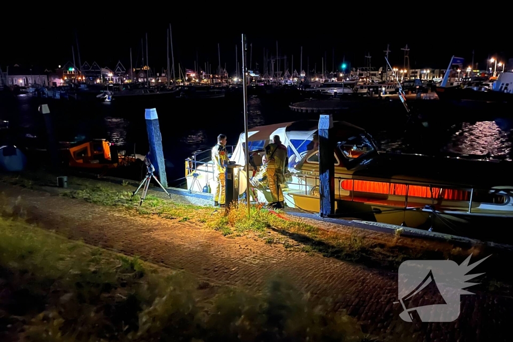 Brandweer dicht lek in schip