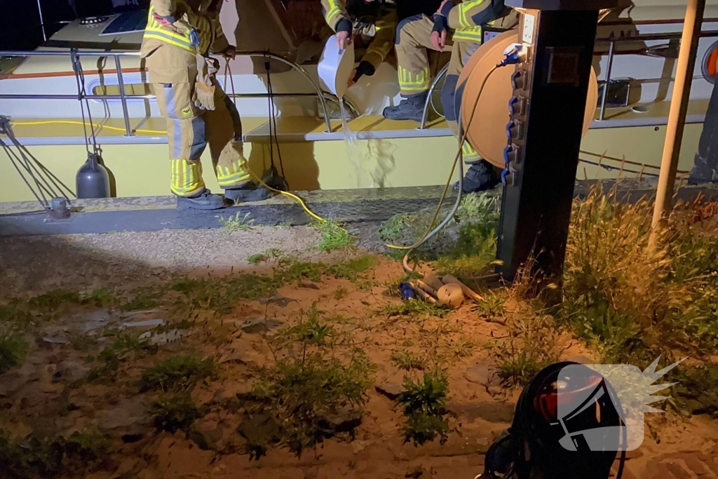 Brandweer dicht lek in schip