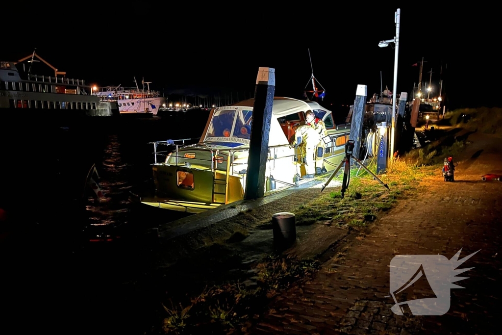 Brandweer dicht lek in schip