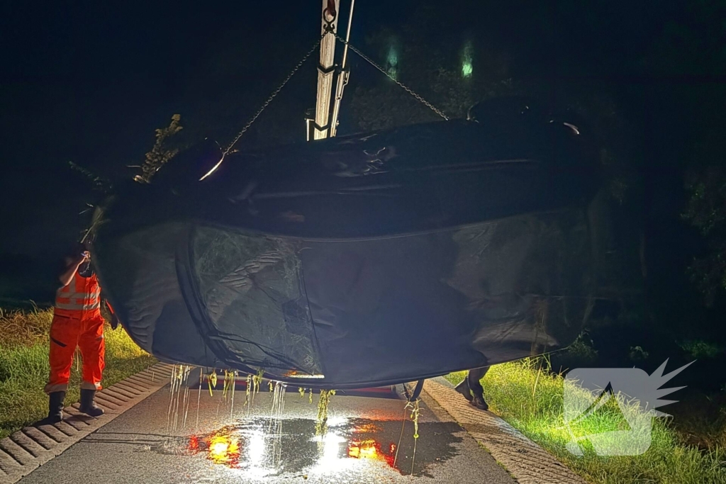 Auto belandt in sloot in nachtelijke uren