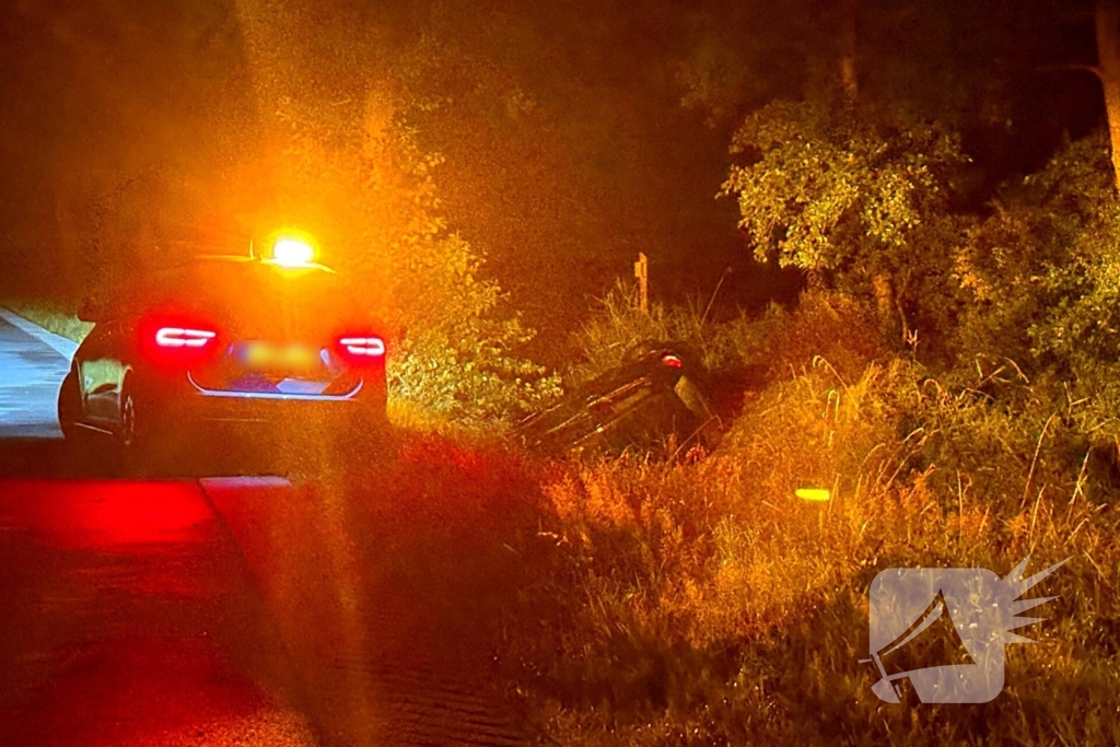 Auto belandt in sloot in nachtelijke uren