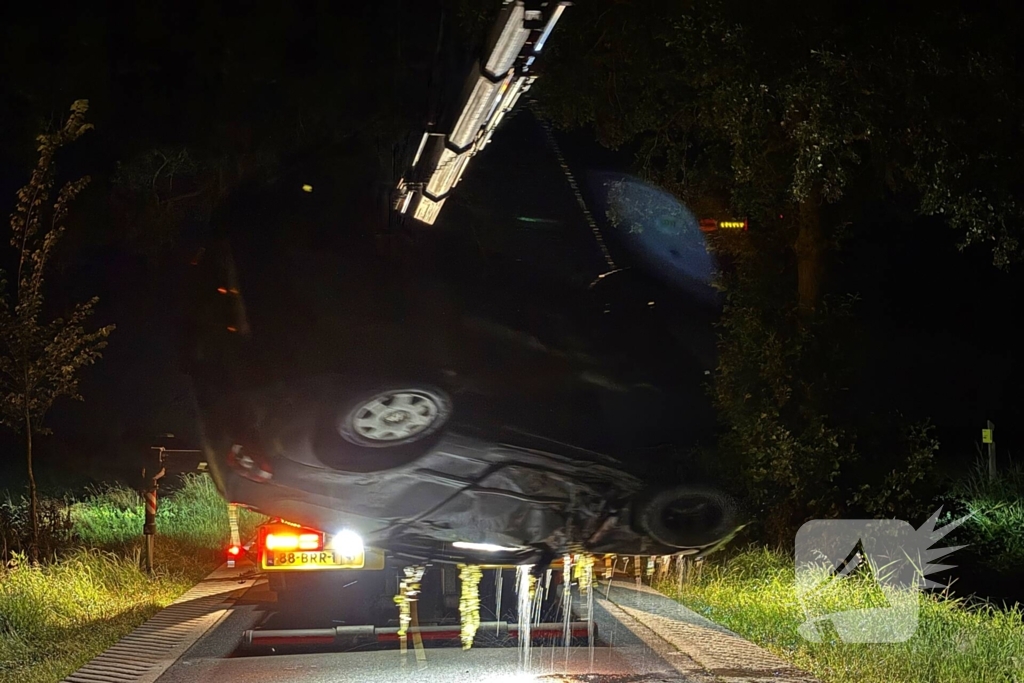 Auto belandt in sloot in nachtelijke uren