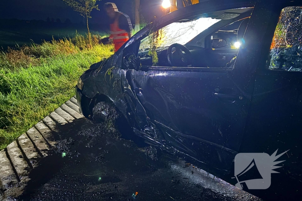 Auto belandt in sloot in nachtelijke uren