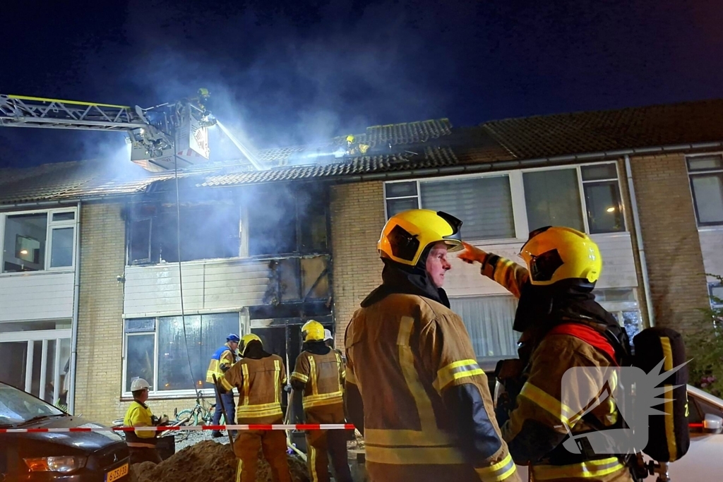 Rijtjeshuis verwoest door uitslaande brand na explosie