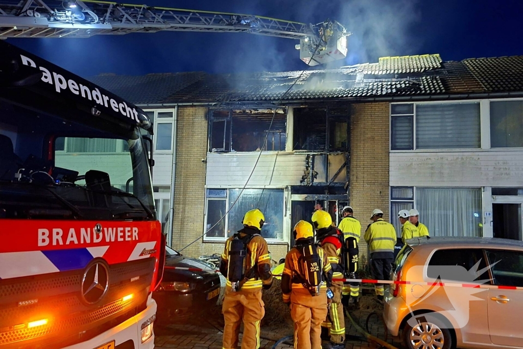 Rijtjeshuis verwoest door uitslaande brand na explosie