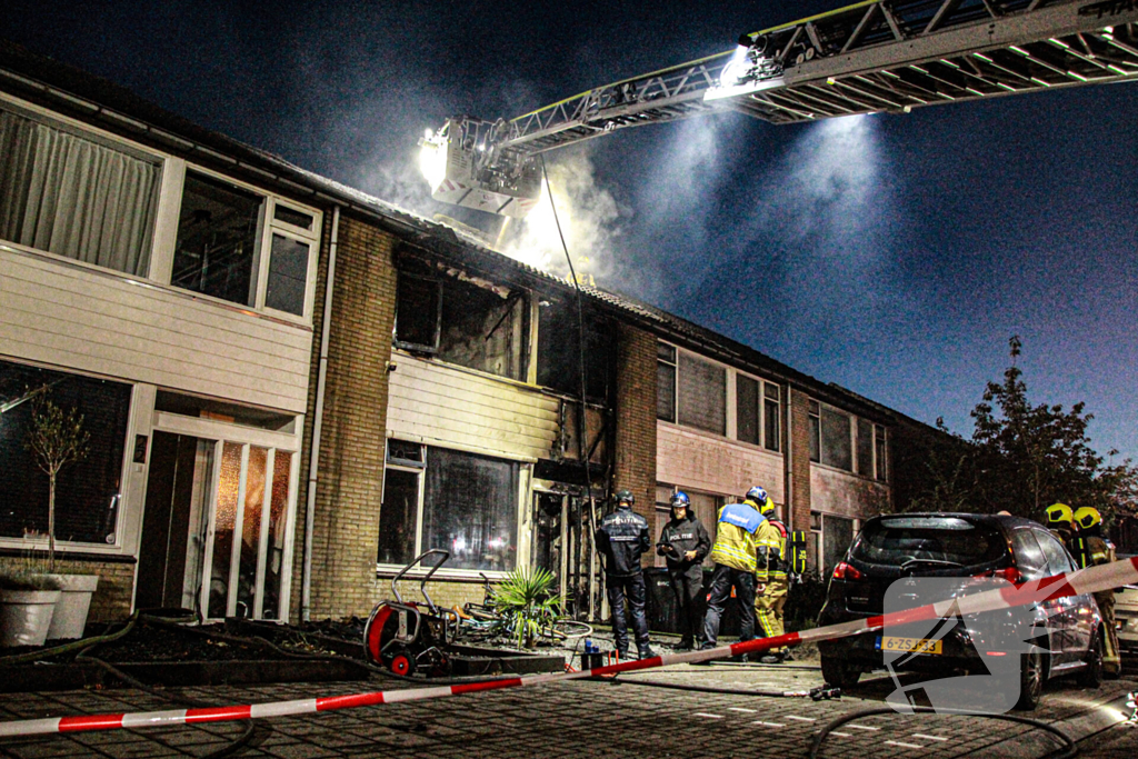 Rijtjeshuis verwoest door uitslaande brand na explosie