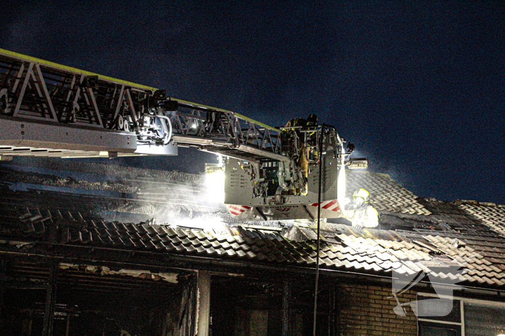 Rijtjeshuis verwoest door uitslaande brand na explosie