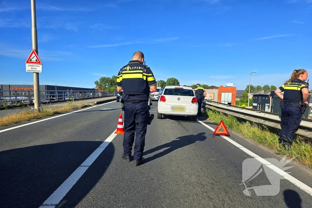 Twee auto's botsen op elkaar