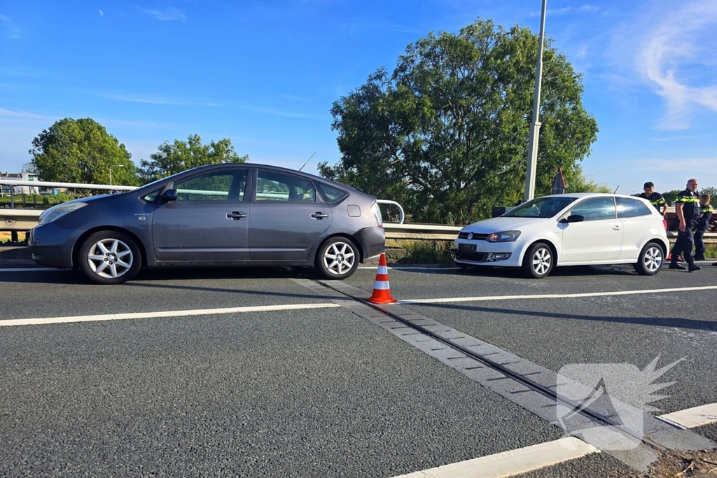 Twee auto's botsen op elkaar