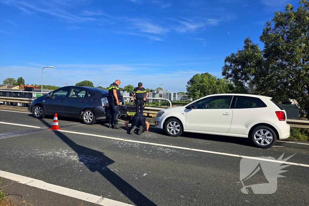 Twee auto's botsen op elkaar