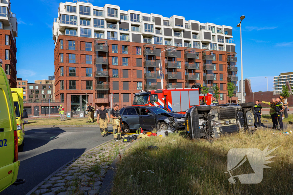 Auto kantelt na aanrijding