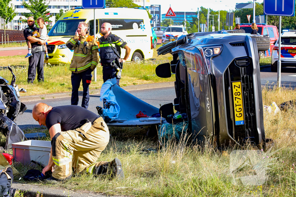 Auto kantelt na aanrijding