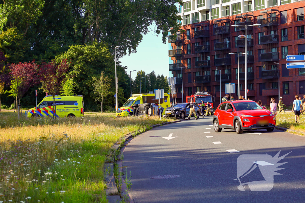 Auto kantelt na aanrijding