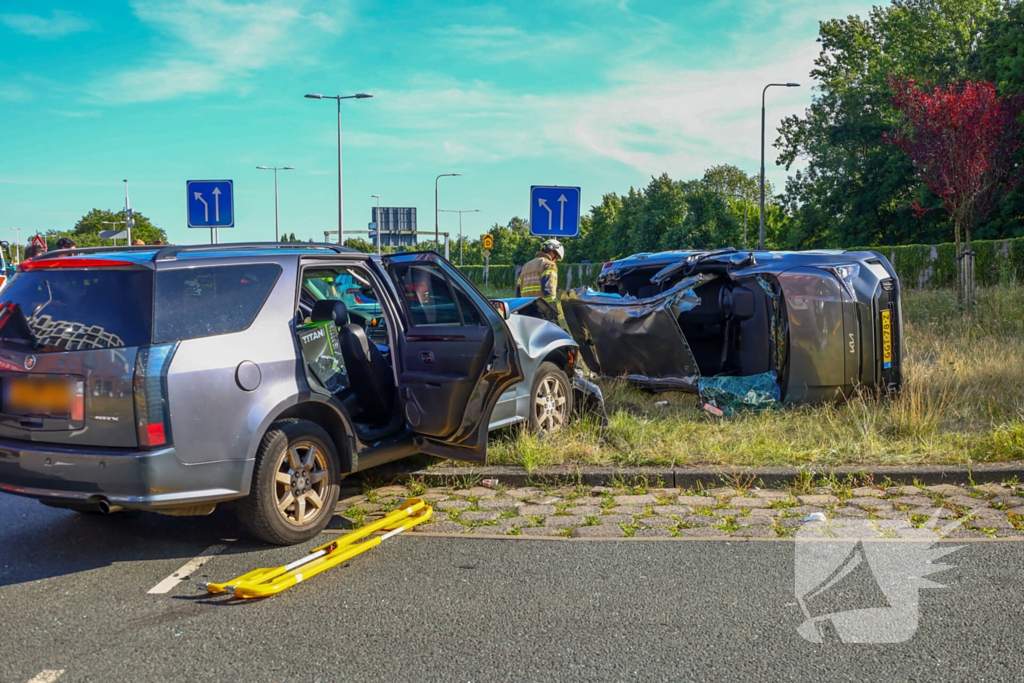 Auto kantelt na aanrijding