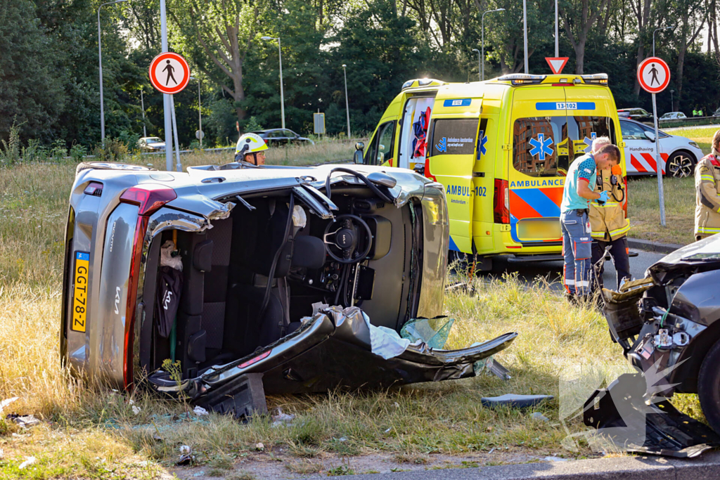 Auto kantelt na aanrijding