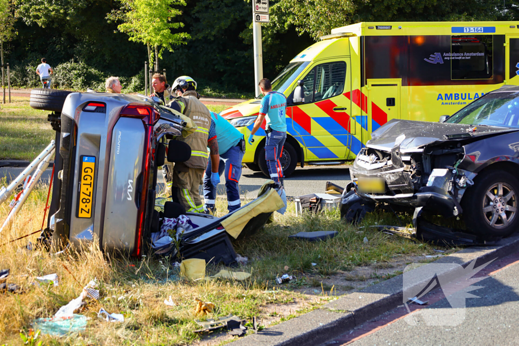 Auto kantelt na aanrijding