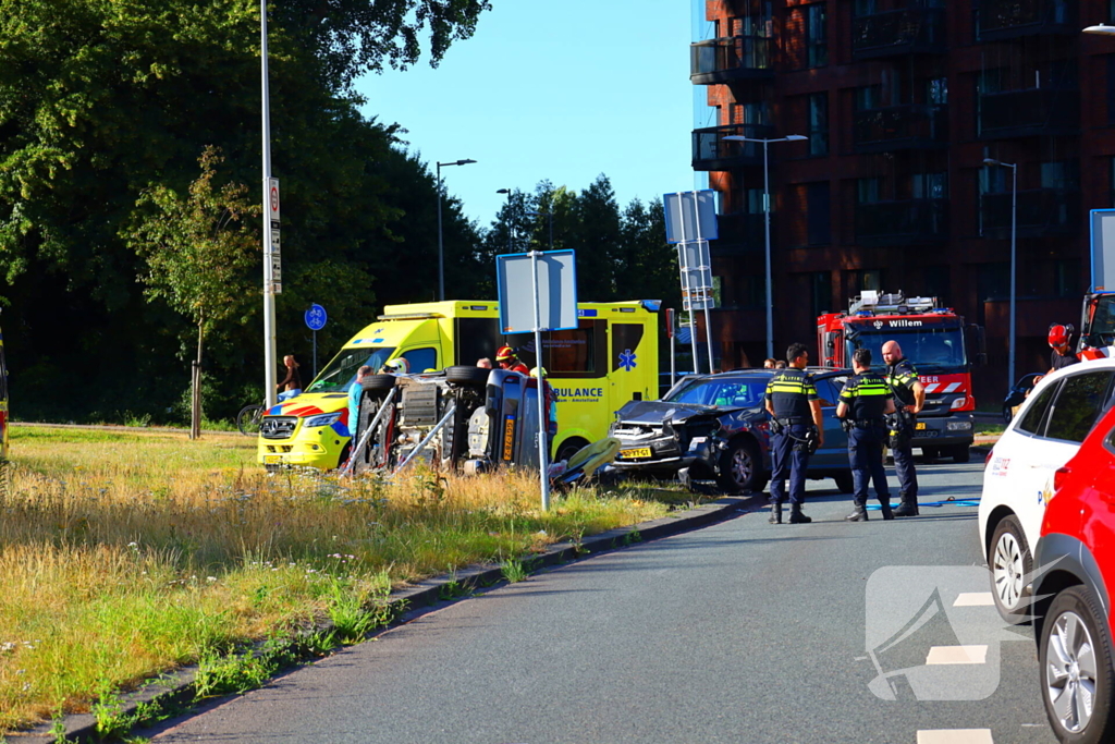 Auto kantelt na aanrijding