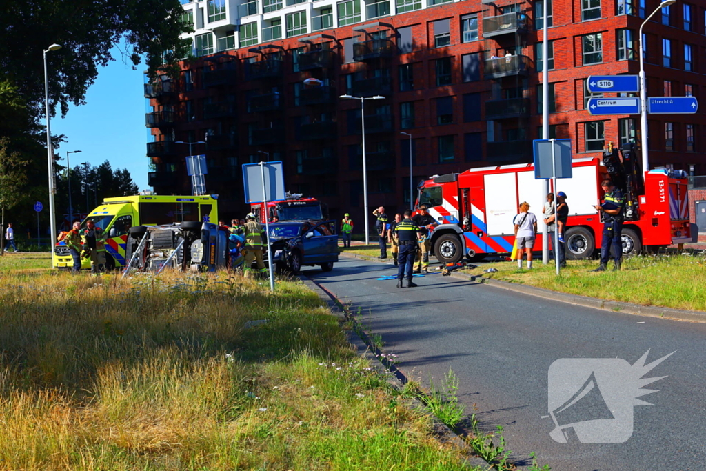 Auto kantelt na aanrijding