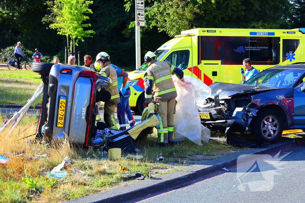 Auto kantelt na aanrijding