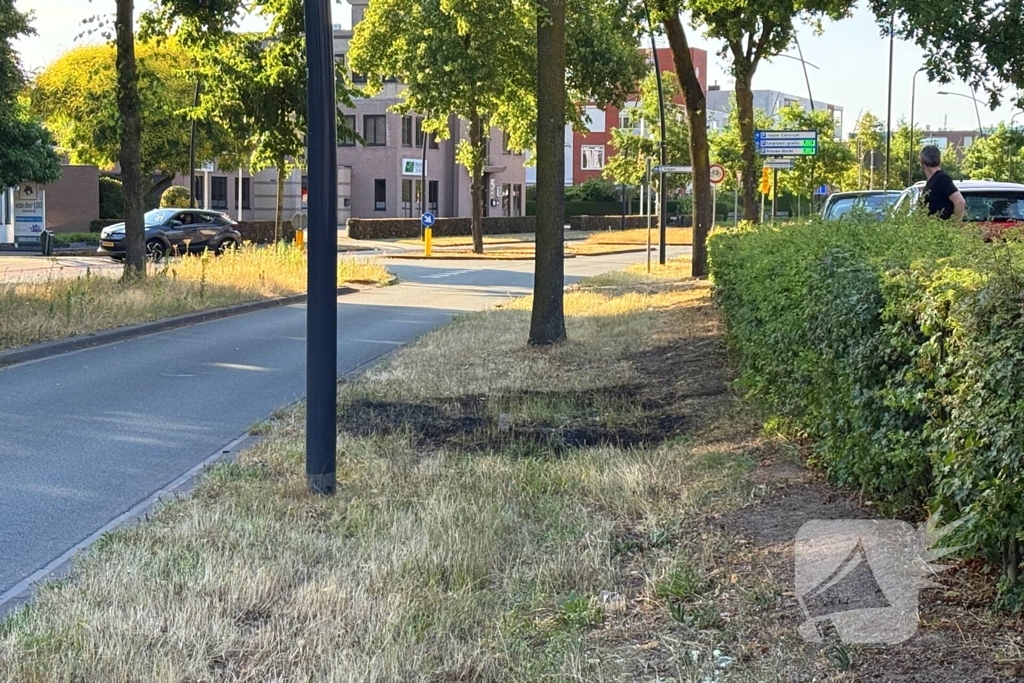 Brand in berm en struikgewas onder controle