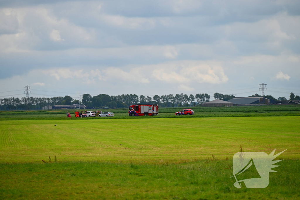Oudere vrouw met rollator in het water