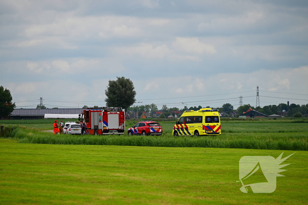 Oudere vrouw met rollator in het water