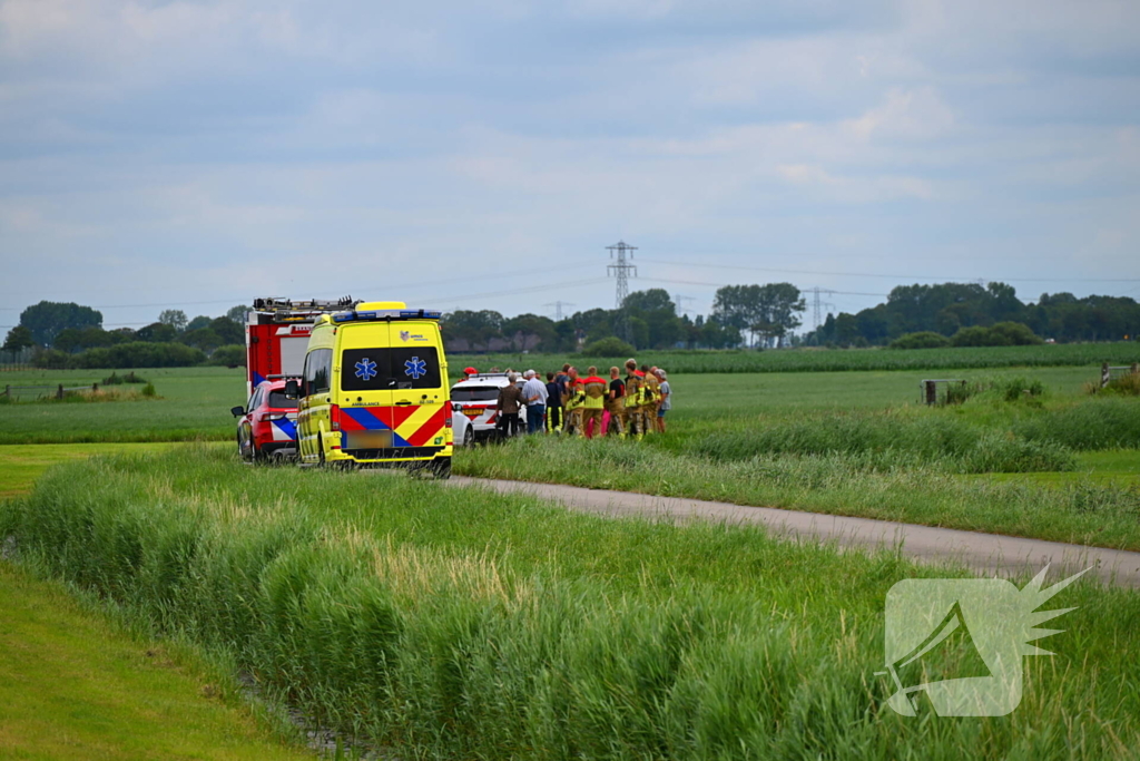 Oudere vrouw met rollator in het water
