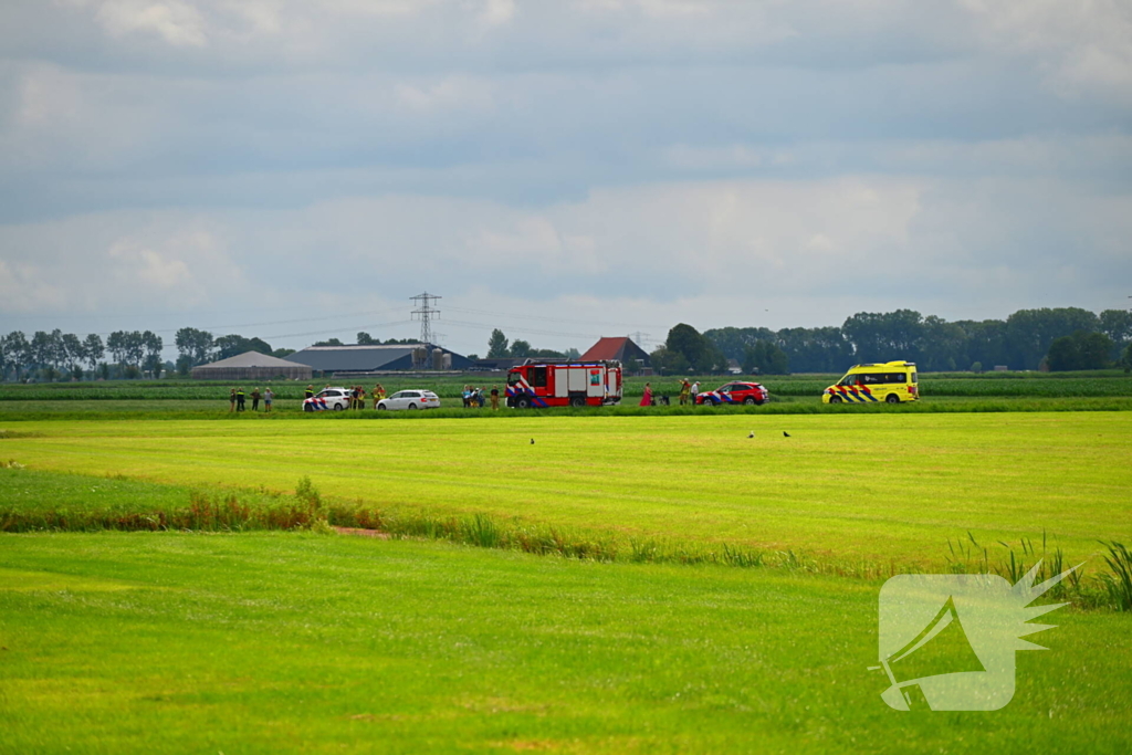 Oudere vrouw met rollator in het water