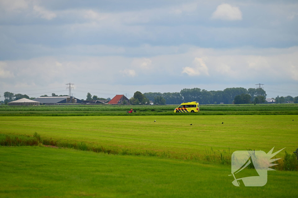 Oudere vrouw met rollator in het water
