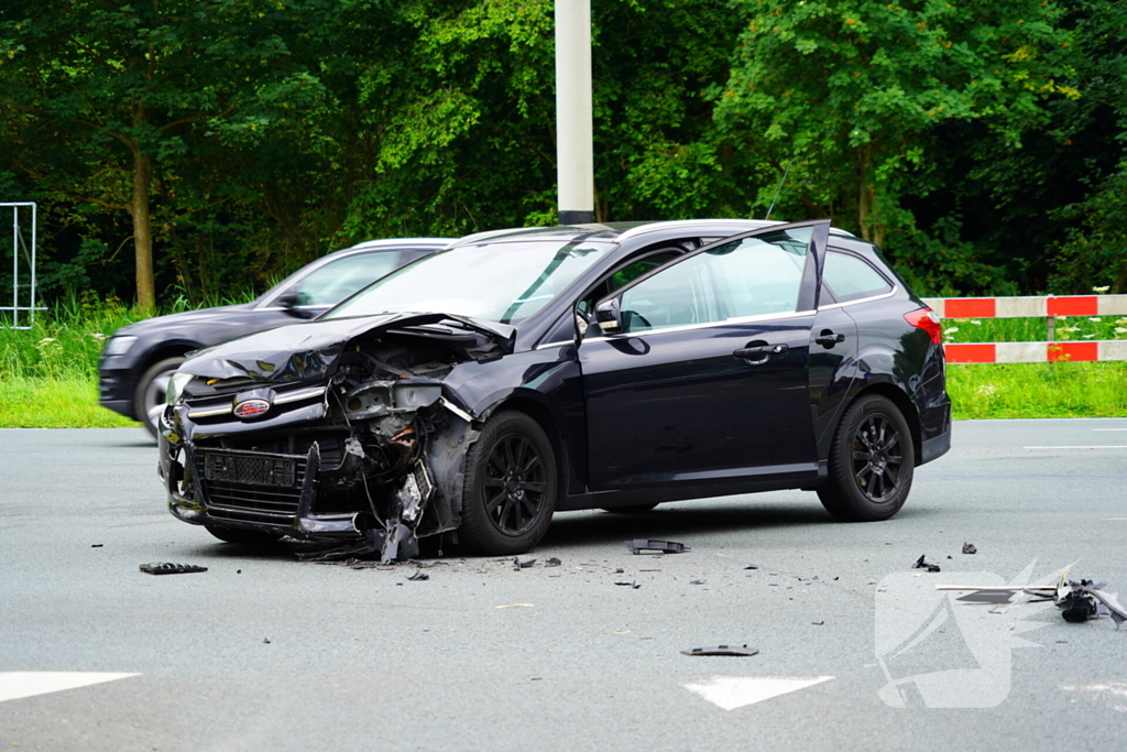 Botsing met blikschade op drukke kruising