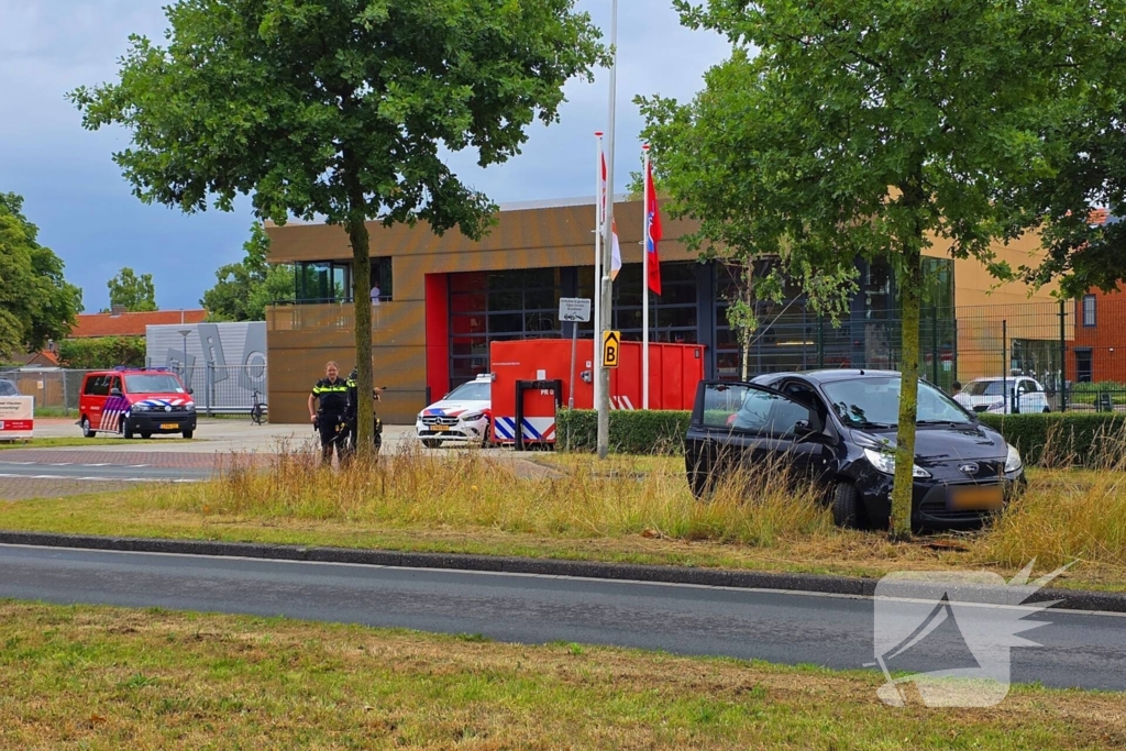 Bestuurder zwaargewond na aanrijding met boom