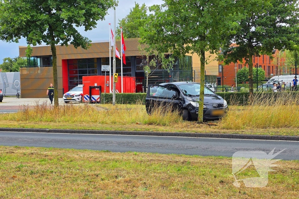 Bestuurder zwaargewond na aanrijding met boom