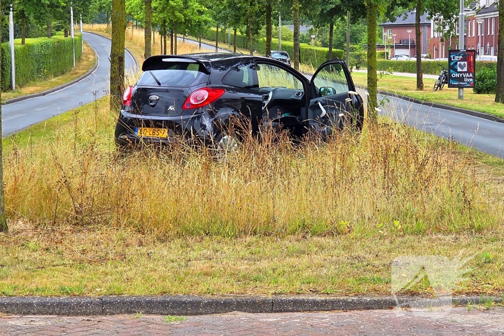 Bestuurder zwaargewond na aanrijding met boom