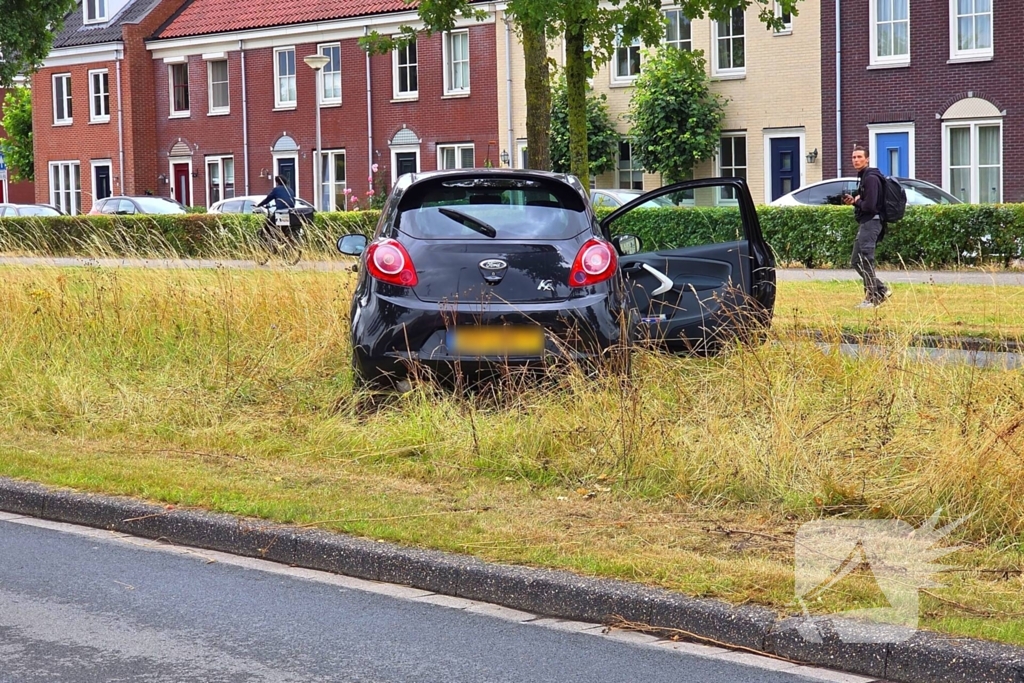 Bestuurder zwaargewond na aanrijding met boom