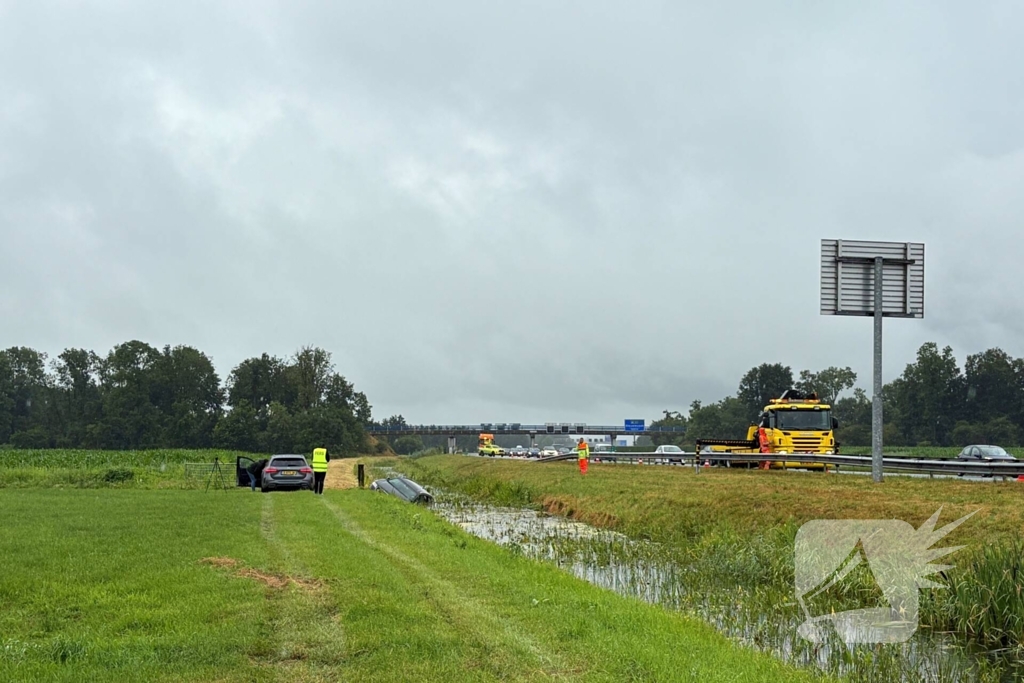 Automobilist raakt door onbekende oorzaak van de weg en belandt in sloot