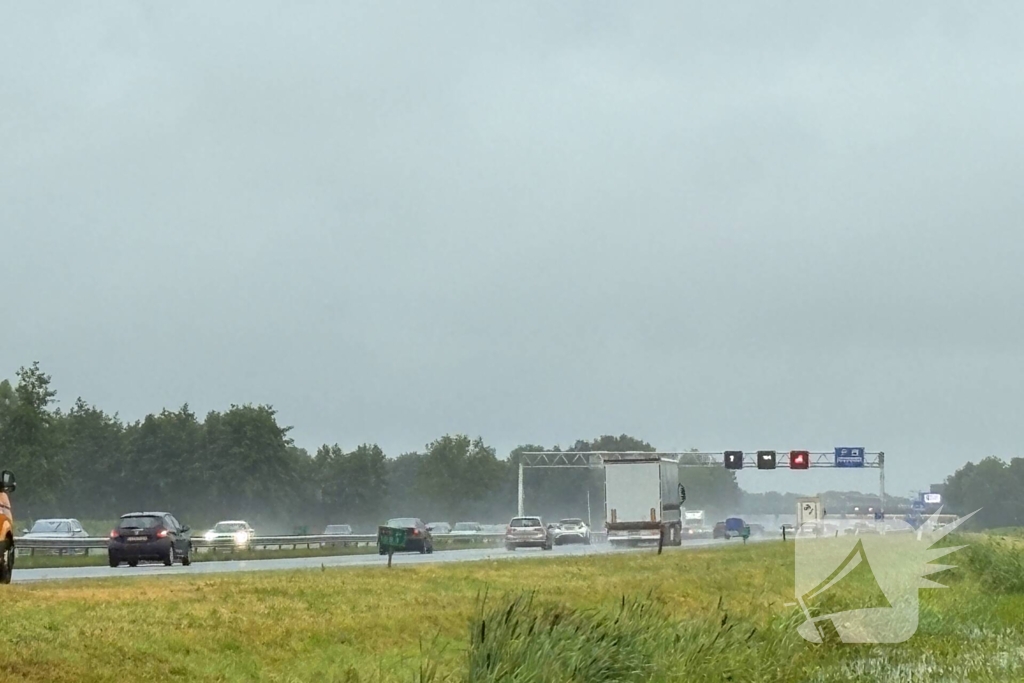 Automobilist raakt door onbekende oorzaak van de weg en belandt in sloot