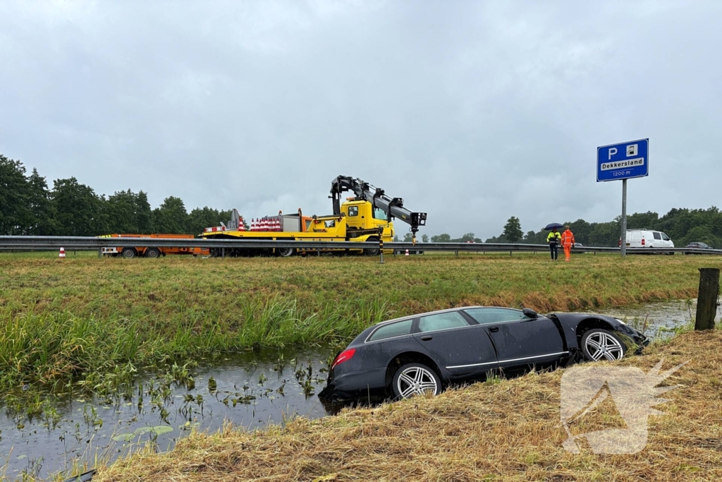 Automobilist raakt door onbekende oorzaak van de weg en belandt in sloot