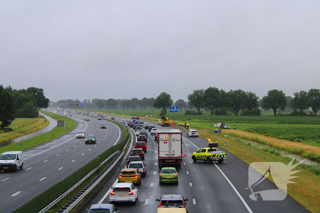 Automobilist raakt door onbekende oorzaak van de weg en belandt in sloot