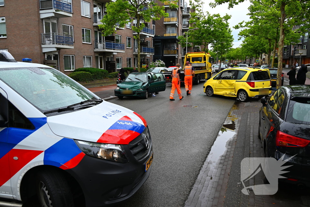 Veel schade bij aanrijding tussen twee voertuigen