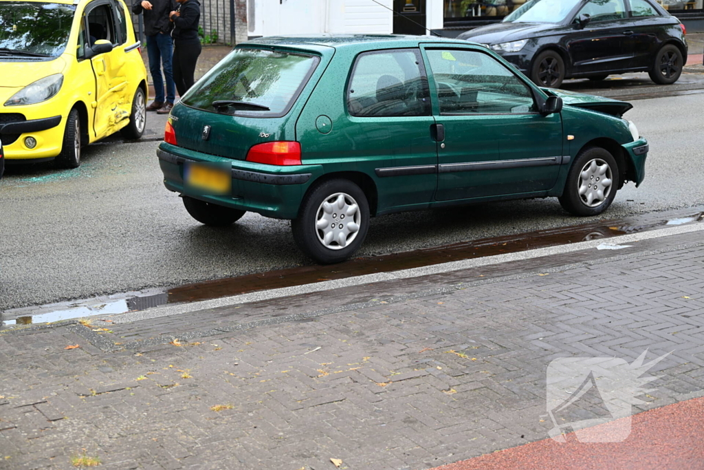 Veel schade bij aanrijding tussen twee voertuigen