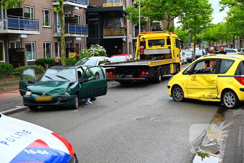 Veel schade bij aanrijding tussen twee voertuigen