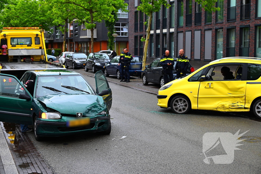 Veel schade bij aanrijding tussen twee voertuigen