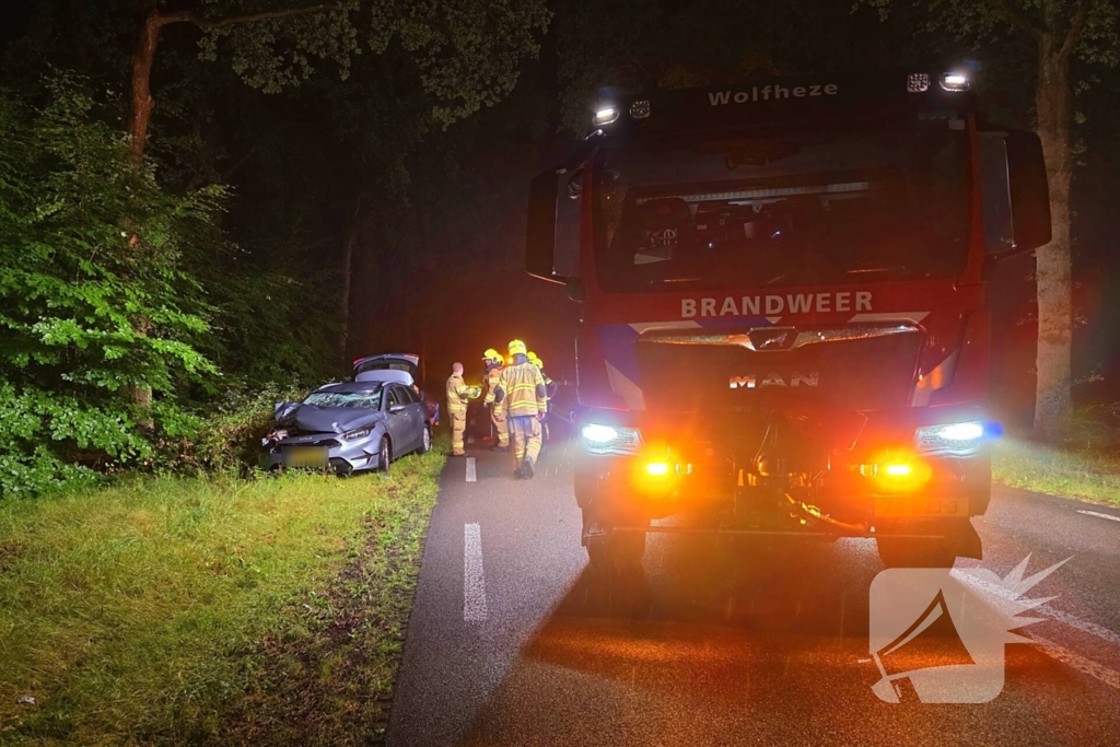 Automobiliste botst op afgebroken tak
