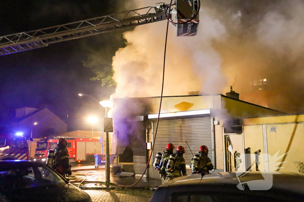 Uitslaande brand in viswinkel vergt inzet van brandweer