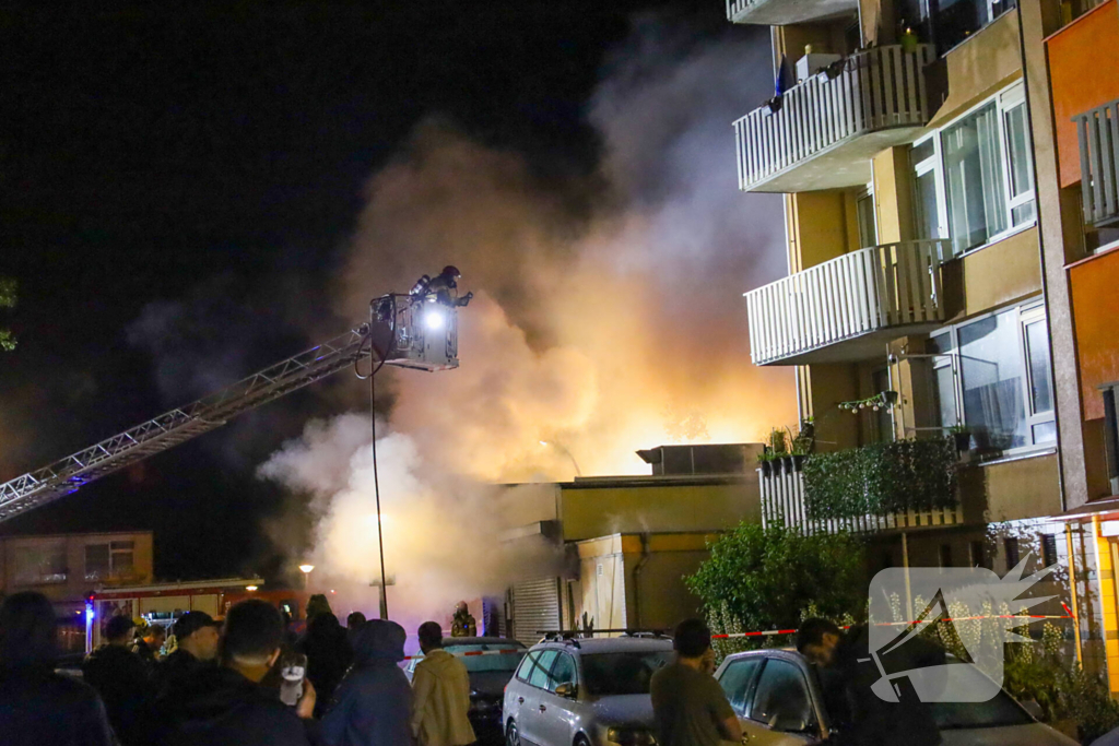 Uitslaande brand in viswinkel vergt inzet van brandweer