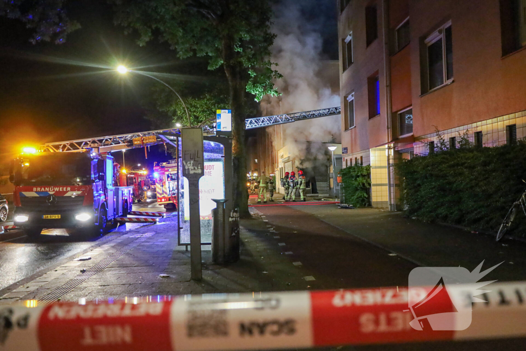 Uitslaande brand in viswinkel vergt inzet van brandweer