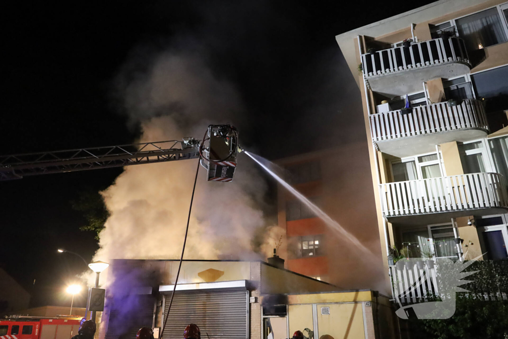 Uitslaande brand in viswinkel vergt inzet van brandweer